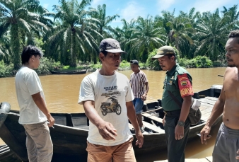 Babinsa Bantu Masyarakat Telusuri Sungai Mencari Korban Santapan Buaya,  Korban Sedang Mencuci Bareng Suami 