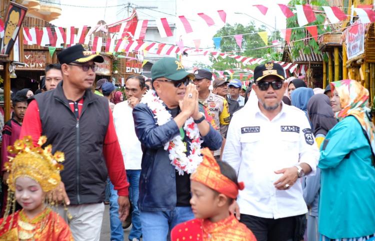 Buka Lomba Sampan dan Bazar Desa Bandul, Ini Harapan Plt Bupati Meranti