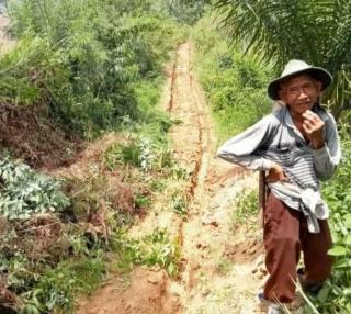 Akses Petani Sawit di Bengsel Masih Tanah Kuning Lamanya Sudah 15 Tahun