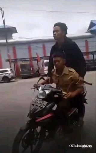 Viral ! Pulang Main Futsal, Pelajar Dikejar - Kejar dan Di Acungkan Celurit 