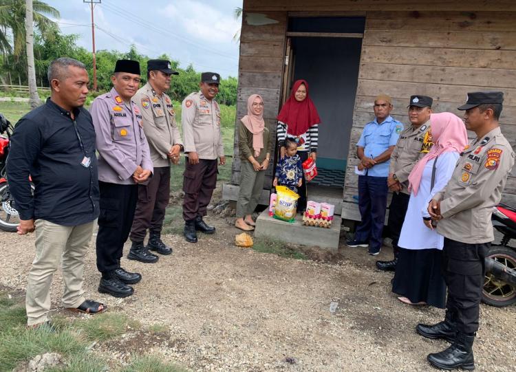 Sambangi 2 Balita Stunting, Polsek Merbau Serahkan Sembako dan Asupan Gizi