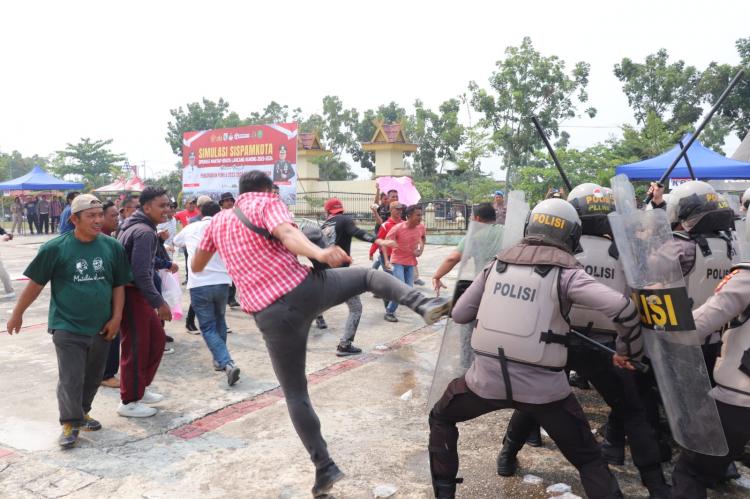 Antisipasi Gangguan Pemilu 2024, Polres Pelalawan Simulasi Sispam Kota