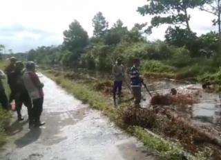 Antisipasi Banjir, Kades Bersama 26 Warga Desa Sendaur Bersih-bersih Parit