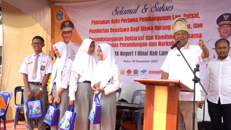 Syah Afandin Serahkan Beasiswa & Letakan Batu Pertama Pembangunan Lapangan Futsal SMAN 1 Hinai