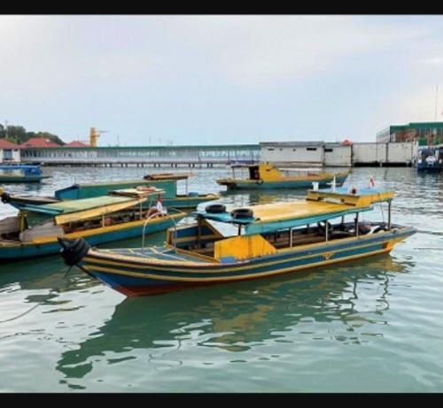 Naik Perahu Mesin Tempel Bhabinkamtibmas Polsek Rangsang CS ke Warga Suku Akit