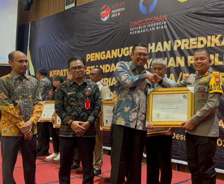 Polres Pelalawan Terima Penghargaan Dari Ombudsman RI