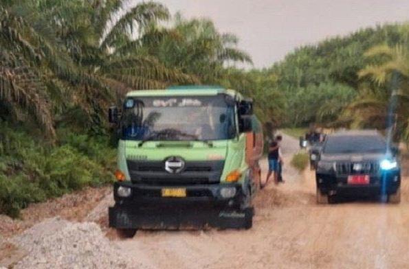 Akses Jalan ke Dua Kecamatan Sentra Sawit Rusak Parah di Aceh Singkil