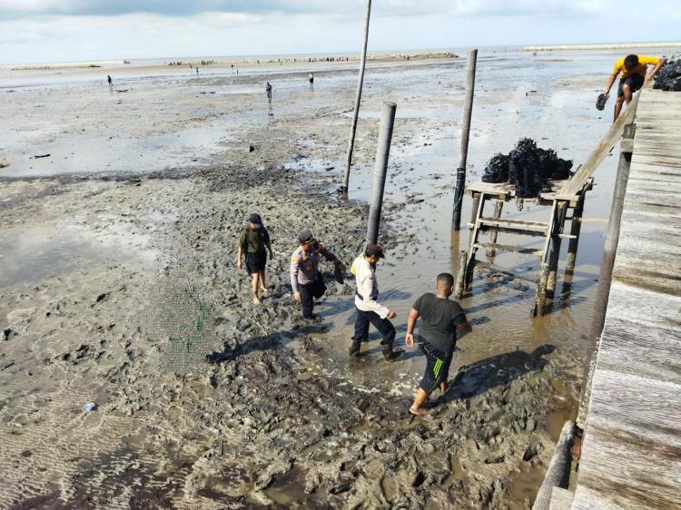 Lewati Lumpur, Kapolsek Bantan dan Personel Sapa Warga Pesisir Pantai Selat Malaka