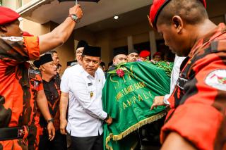 Pj Gubernur Sumut Doakan dan Lepas Keberangkatan Jenazah Kodrat Shah