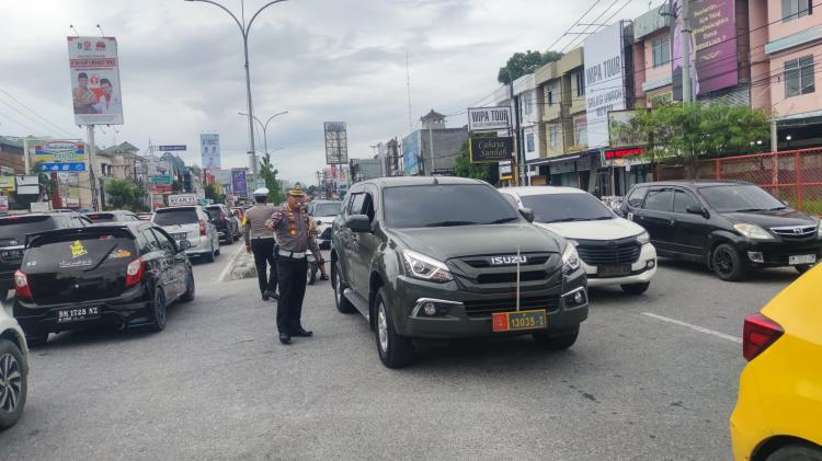 Dirlantas Polda Riau Turun Langsung Urai Kemacetan di Jalanan Pekanbaru