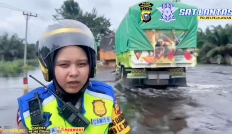 Satlantas Polres Pelalawan Berjibaku Rekayasa Lalin di Tengah Banjir Genangi Jalintim