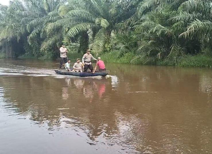 Personel Polsek Mandau Naik Perahu Terobos Rumah Buaya ke Lokasi Cooling System