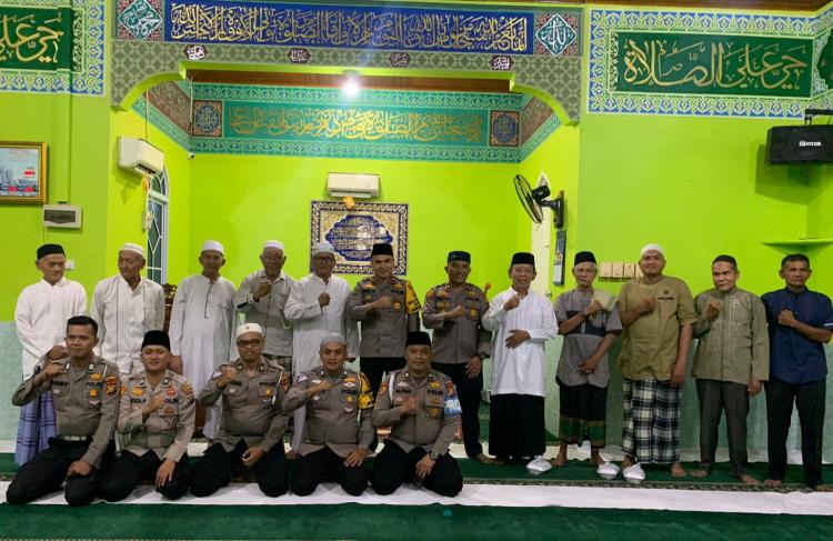 Lepas Salat Berjamaah, Kompol Dodi dan Anggota Cooling System Pada Jamaah