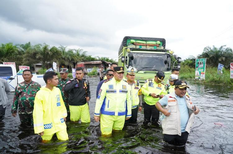 Cerita Kapolda Riau, Terobos Banjir Demi Serahkan Bantuan untuk Masyarakat