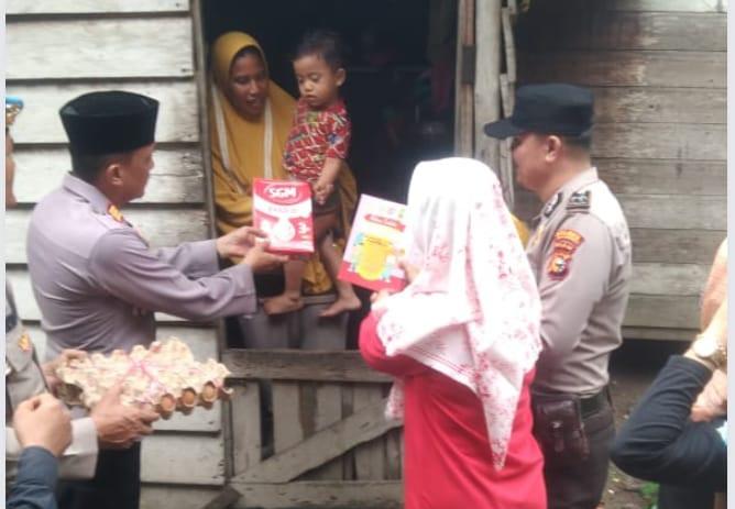 Atasi Stunting, Polsek Merbau Serahkan Bantuan Pada Dua Balita