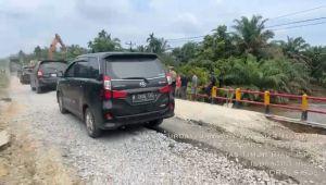 Perbaikan Jembatan Amblas di Jalintim Inhu, Lalu Lintas Buka Tutup