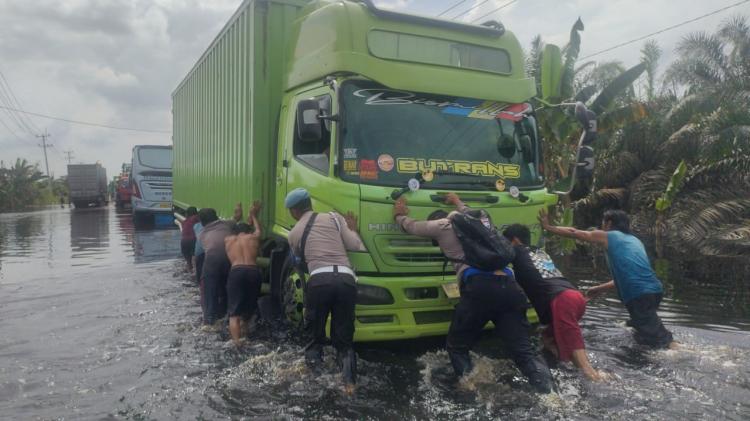 Banjir Masih Rendam Jalan Lintas Timur Pelalawan, Minibus Tak Disarankan Melintas