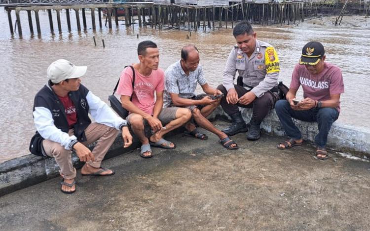 Bhabinkamtibmas Sungai Tohor Kiri Terima Keluh Kesah Buruh Nelayan Pelabuhan