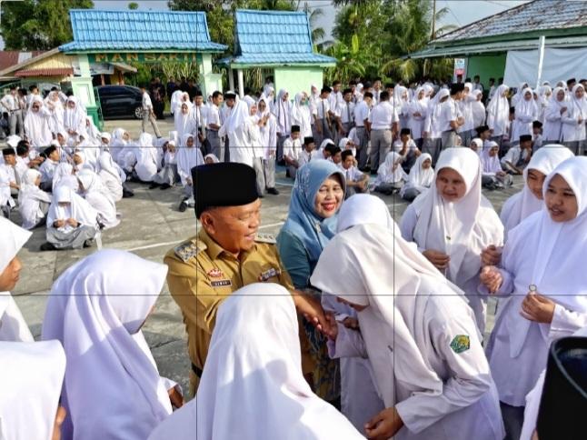 Plt Bupati Kepulauan Meranti Inspektur Upacara Bendera di MAN 1 Selatpanjang