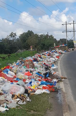 Sampah Rumah Tangga Menumpuk dan Berserakan di Tepi Jalan Jenderal Sudirman Duri