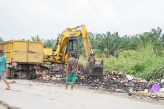 Sampah di Jalan Rangau Dibersihkan Lebih Dulu Belakangan di Simpang Wonosobo