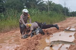 Personel Polsek Mandau Jatuh Bangun di Jalan Bak 