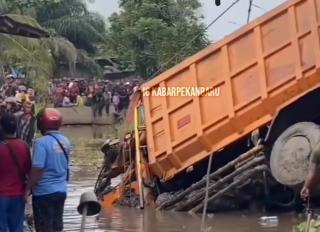 Truk Terjun ke Parit Besar, Sopir Tewas 3 Jam Terjebak dalam Kabin