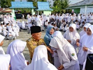 Plt Bupati Kepulauan Meranti Inspektur Upacara Bendera di MAN 1 Selatpanjang