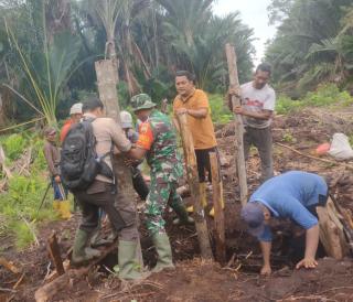 Sinergitas TNI dan Polri, Aksi Heroik Perbaiki Tanggul Rusak Cooling System