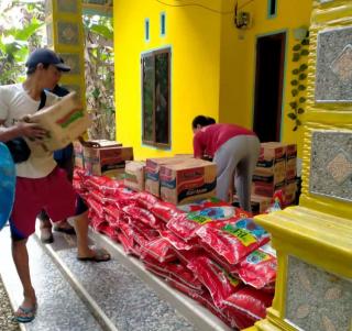 Anak Yatim dan Warga Sumringah Terima Bantuan Dari PT Permata Citra Rangau