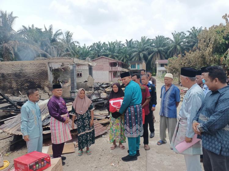 Wakil Bupati Rohul Kunjungi Korban Musibah Kebakaran di Tamtim