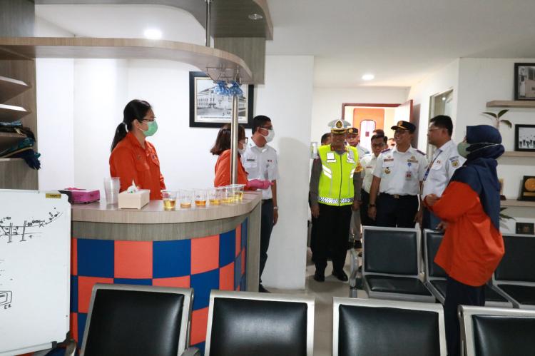 Pastikan Pelayanan Mudik Lebaran Aman, PT KAI Divre I Sumut Lakukan Tes Narkoba Kepada Awak Sarana Perkeretaapian