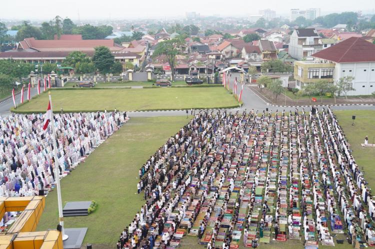 Ribuan Masyarakat Hadiri Sholat Idul Fitri di Halaman Mapolda Riau