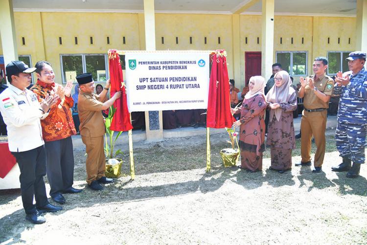 Dorong Pemerataan Pendidikan, Bupati Bengkalis Resmikan SMPN 4 Rupat Utara