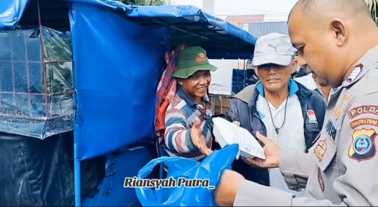 Bagikan Kasih dengan Berbagi: Kisah Bripka Riansyah Putra Bagi-bagi Nasi Bungkus