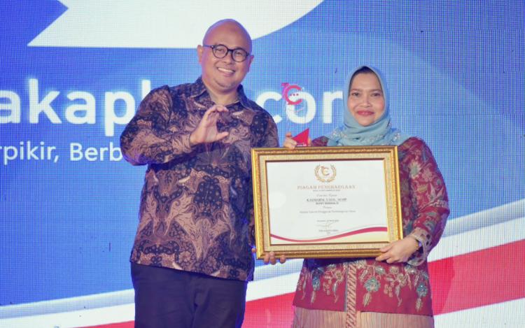 Kasmarni Terima Penghargaan Cakaplah Award Kategori Kada Penggerak Pembangun Desa