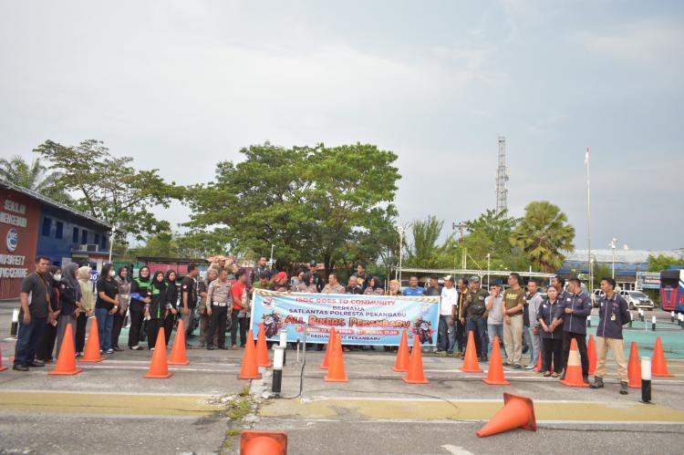 Satlantas Polresta Pekanbaru Gandeng Komunikasi Motor Gelar Kegiatan Safety Riding