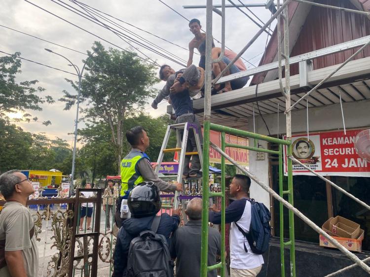 Aksi Sigap Polantas Pekanbaru Selamat Pekerja Kanopi yang Nyaris Tewas Tersetrum