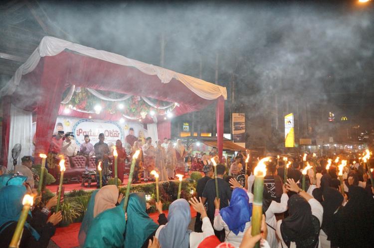 Lepas Pawai Obor Sempena Hari Raya Idul Adha 1445 H di Mandau, Ini Pesan Kasmarni