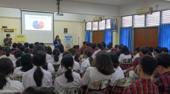 Bersama Pronas, Priska Sahanaya Ajari Teknik-teknik Public Speaking Saat Presentasi di SMP Tarakanita 5