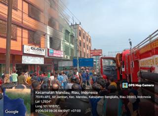 Breaking News: Api Hajar Ruko di Jalan Sudirman Duri Wanita Muda Loncat dari Lantai 2