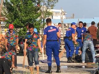 Satpolairud Polres Kepulauan Meranti Bersihkan Sampah Laut dan Pantai