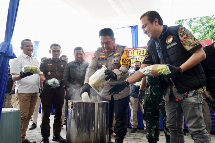 Polda Riau Musnahkan 25 Kg Sabu, Ganja hingga Ribuan Pil Ekstasi dari 25 Tersangka