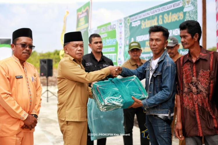 Plt Bupati Kepulauan Meranti Serahkan Alat Tangkap Ikan ke Kelompok Nelayan di Dua Kecamatan