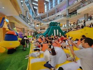 Petualangan Seru Bareng Picby Bermain di Inflatable Bouncy Raksasa di Pik Avenue