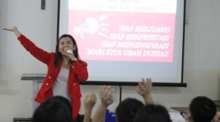 Priska Sahanaya Bersama Pronas dan Sinotif Taja Workshop Public Speaking di SMP Kristen Karunia