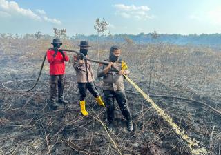 Kapolres Kepulauan Meranti Terjun Padamkan Api Karhutla di Tanjung Kedabu