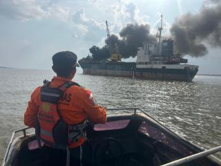 Kapal Tanker Bermuatan Sagu Terbakar di Perairan Meranti