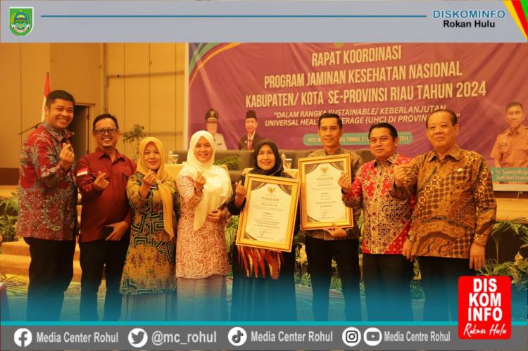 Wow! Bupati Rohul dan Kadiskes Rohul Terima Penghargaan UHC dari Provinsi Riau