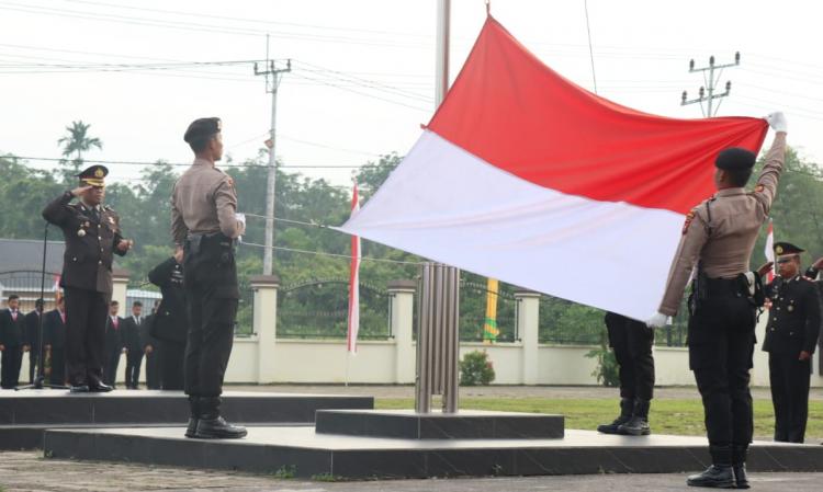 AKBP Kurnia S Pimpin Upacara Pengibaran Bendera Merah Putih di HUT RI Ke 79 2024